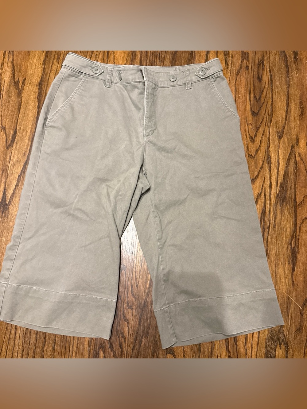 Nine West Olive womens Chino Shorts size 8